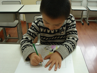 小朋友在描圖