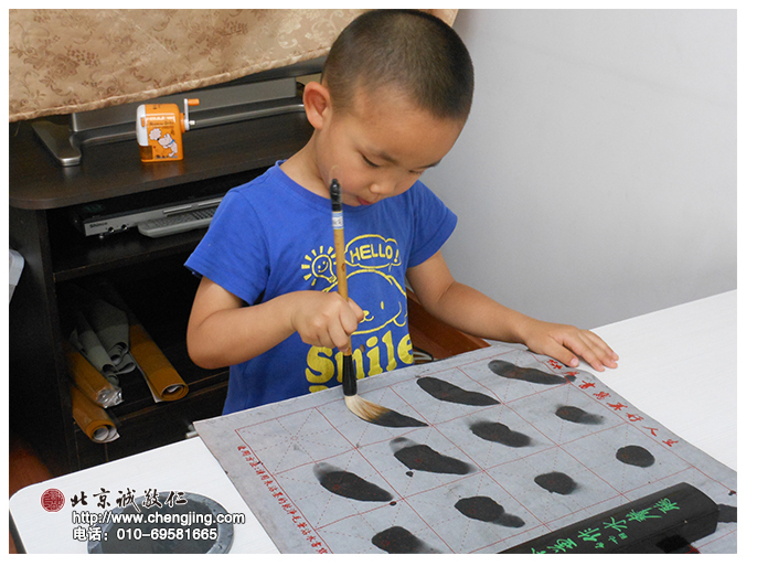 對于剛入學的孩童，先從認識文房四寶，用水寫帛開始，