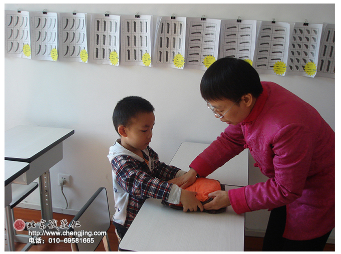 優優在老師的幫助下，第一次學會了疊衣服。自己的事情自己做，身體力行，在勞動的同時體會父母的辛勞。