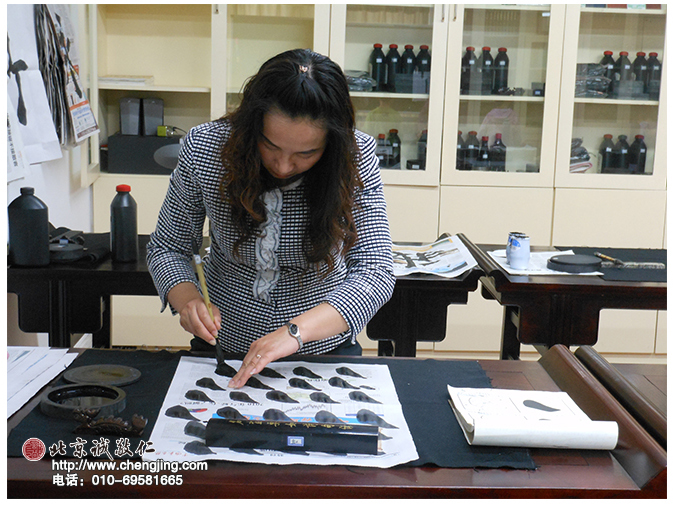 母親，是孩子的第一任老師。優優的每一次進步都與媽媽的陪伴息息相關。媽媽在不忙的時候，都會堅持和優優一起來書法教室學習，雖然不在同一間教室，但學習的心態與心境卻在潛移默化的影響著優優。當問題出現的時候，親師合作更顯得尤為重要。