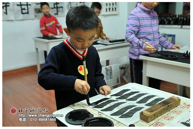 
通過一年的學習，優優已經掌握了很多基本筆畫的寫法，
毛筆也在他的小手中運用的更嫻熟了。在專注體會筆毛走勢的同時，
小小的心靈也隨之靜了下來，注意力也更加集中了。
