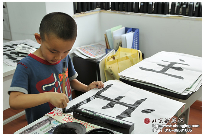 雖然可以寫字了，但每次來書法班的第一個任務還是練習基本筆畫。