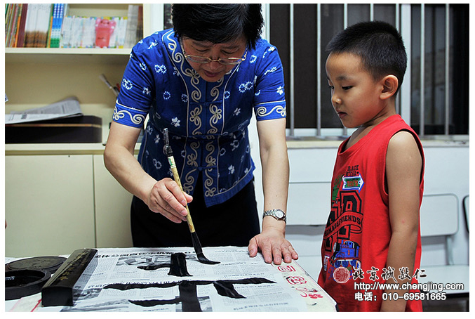 楊老師親臨書法課堂，性格開朗的優優都會主動恭請楊老師做示范。