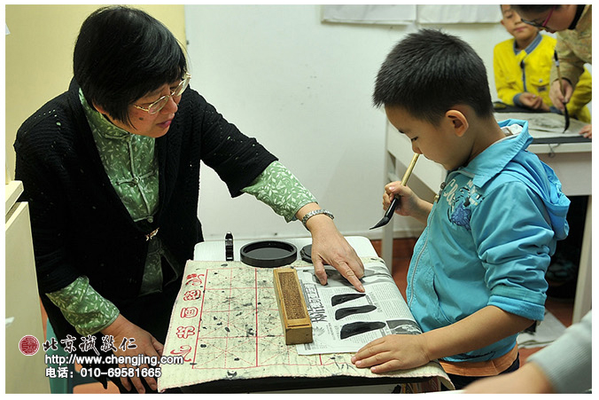 雖然優優的基本筆畫已經很純熟，但還是會很虛心地接受楊老師的指導，以求完美。