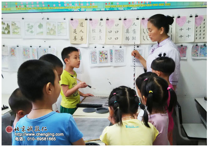 老師在給同學們講解書法規矩，這可是學習書法最重要的一個環節哦，