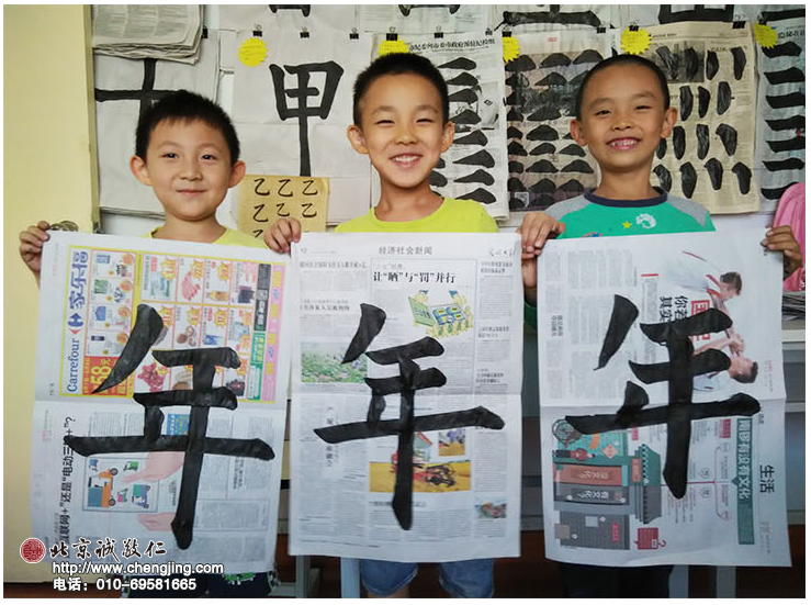 孩子們寫字寫累了，老師會允許他們翻看【德育故事】書，優優在古代圣賢的品德熏陶下，學會了感恩父母、感恩老師、感恩同學。