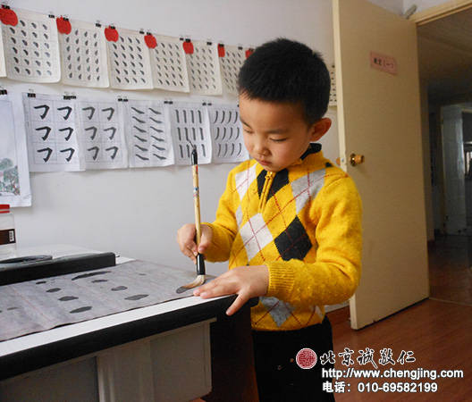 優優在用水寫布練習基本筆畫