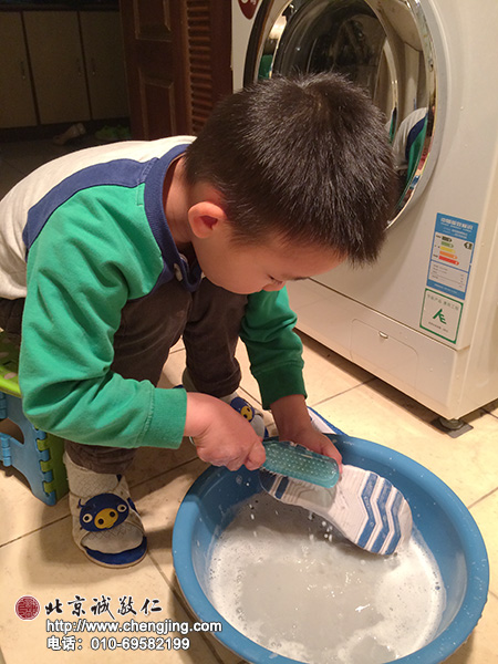 優優在刷洗自己的鞋子