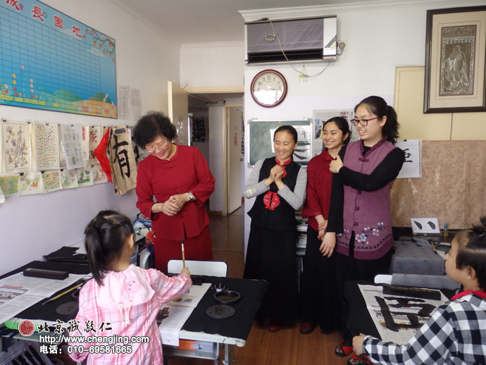 楊老師親臨書法教室指導，妞妞和小伙伴得到老師的鼓勵，相信一定能更好提升的！