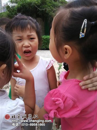  剛學習書寫二、三時，我總是用手當尺子測量字體結構間距。每次看到我認真學習的模樣，最開心的當然是媽媽了。