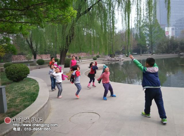 學弟還不太會跳繩，老師很耐心地教他，學長哥哥主動幫助學弟，「來牽著我的手，不用害怕，看著繩跟著我跳吧」。在哥哥的協助下，學弟終于成功一次。