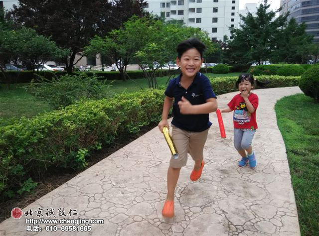 兄妹倆一同學習多愉快，學習落實兄友弟恭