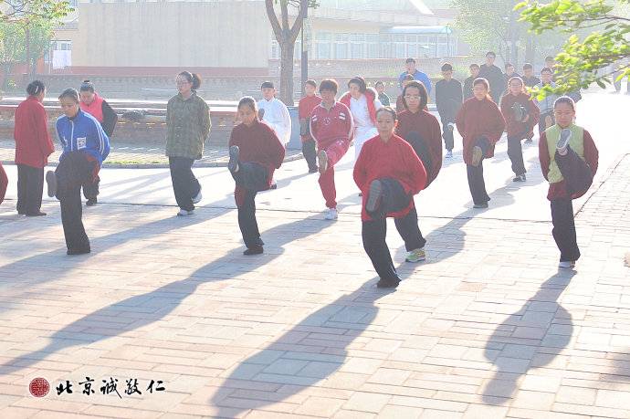 清晨，大家一同體會陽光的溫暖與太極拳的妙趣。