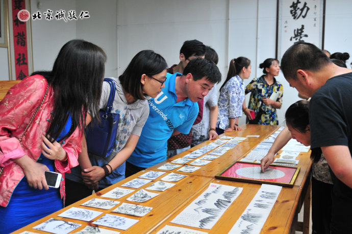 學員參觀硬筆國畫展。創意十足的作品，讓大家嘆為觀止！