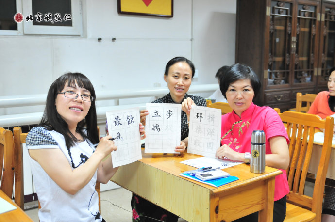 來自印尼、四川的學員展示定心描紅習作