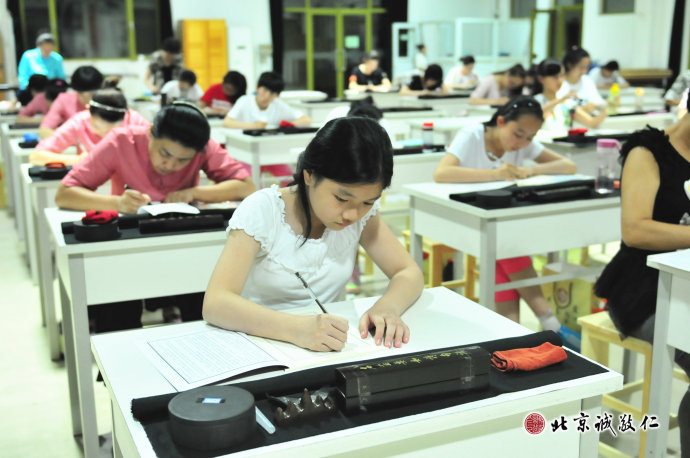 硬筆書法課程，學員練習基本功