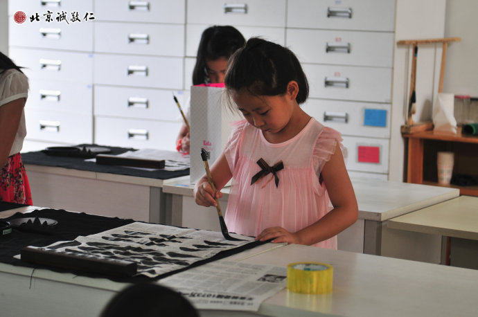 書法少兒班學員練習永字八法基本功