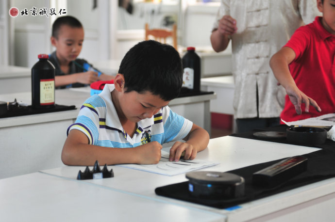 小學員習練定心描紅，培養定力，開發智慧。