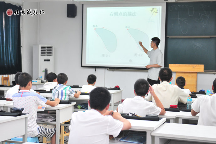 書法老師講授永字八法「右側點」基本技法