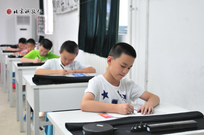 書法男生班學員練習定心描紅