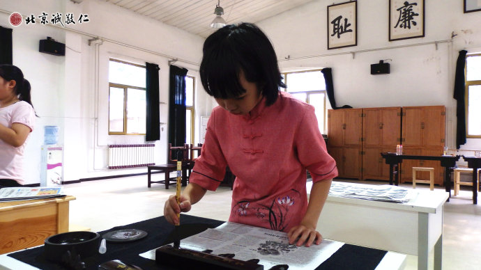 身著傳統唐服的學員習書，端莊秀美