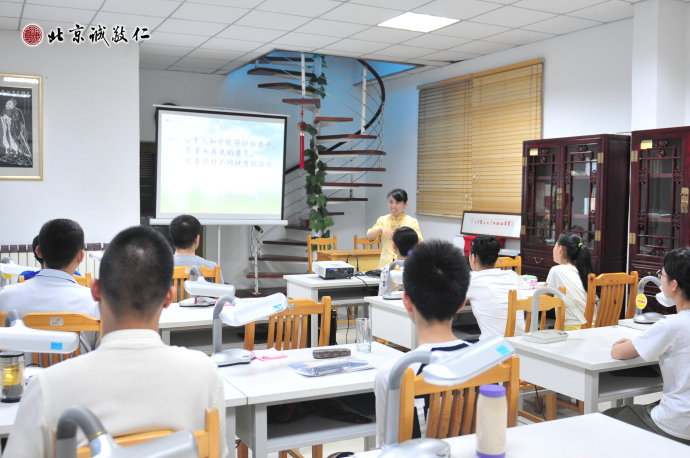 多元德藝篆刻班；金石印心，至美篆刻。