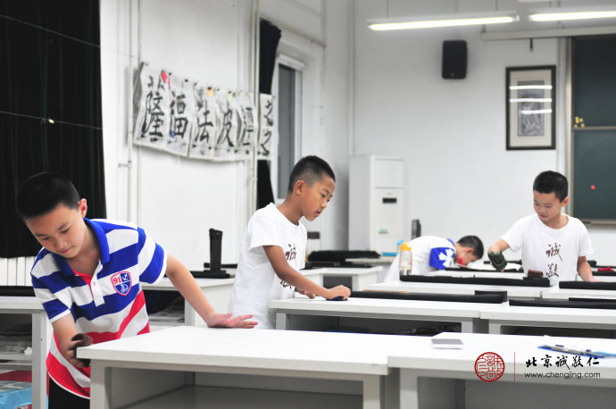 習(xí)勞知感恩，小學(xué)員打掃教室衛(wèi)生，體會勞動的喜悅