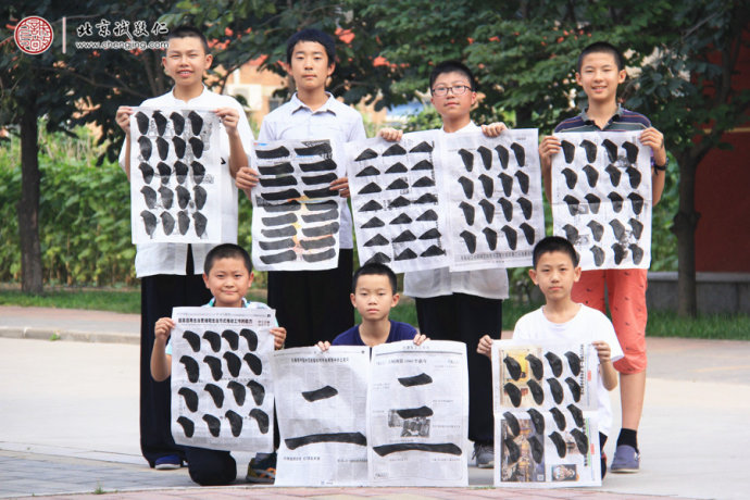 
學(xué)習(xí)如何倒墨汁，培養(yǎng)良好的習(xí)書習(xí)慣
