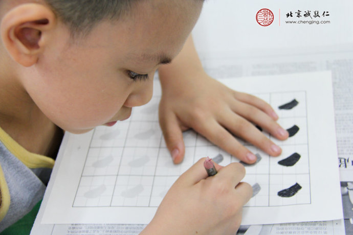  專注的神態、溫馨的笑容；