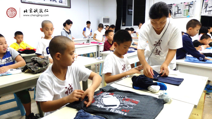 習勞知感恩；生活老師指導學員內務整理課程。