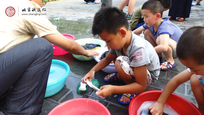 小學員學習洗襪子