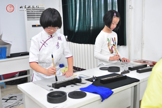 學員練習無墨書法