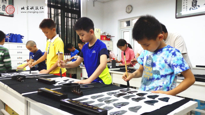 小學員體會書法的樂趣