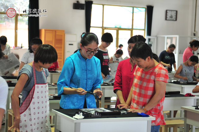 
書法老師指導學員基本筆法