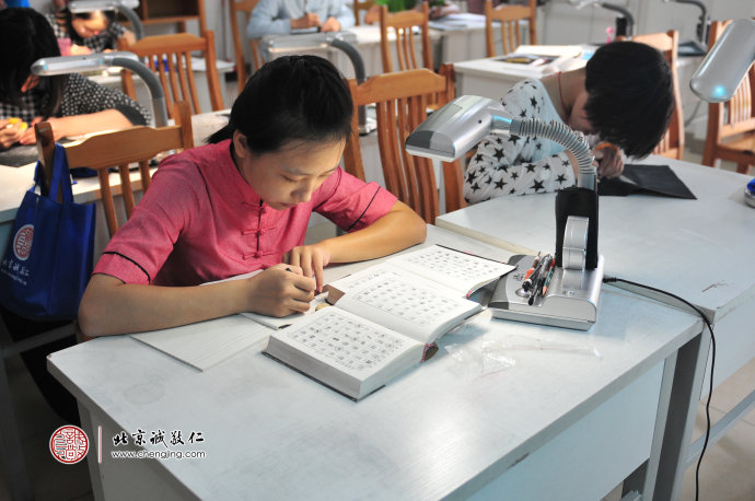 燦爛的笑容，綻放在夏日晴朗的天空；