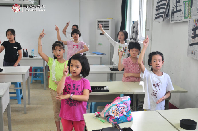 
天上的星星，一眨一眨亮晶晶；我許下的愿望就像一顆水晶。