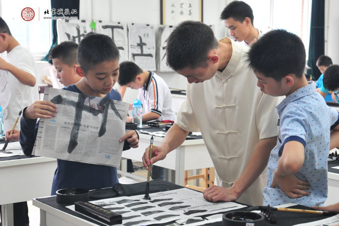 書法老師指導學員基本筆法