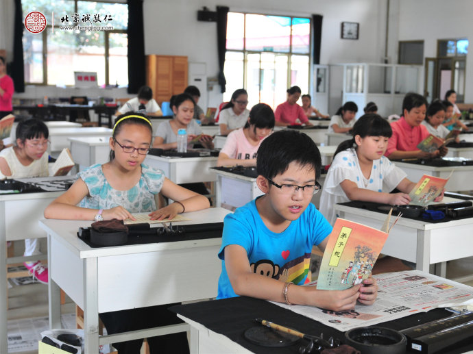 
讀誦圣賢經典，在潛移默化中陶冶性情，開闊胸懷。