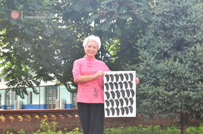 龍女士，已至耳順之年；這次祖孫5人一起來參加學習；