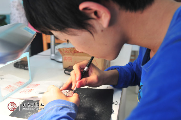 篆刻習練過程中，調伏了浮躁的心態，培養了專注力和定力。