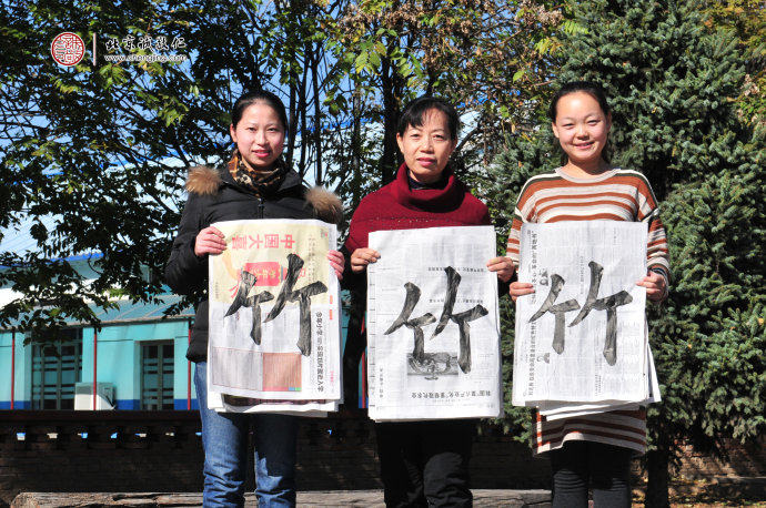 師資班女學員展示“永字八法”基本功：竹