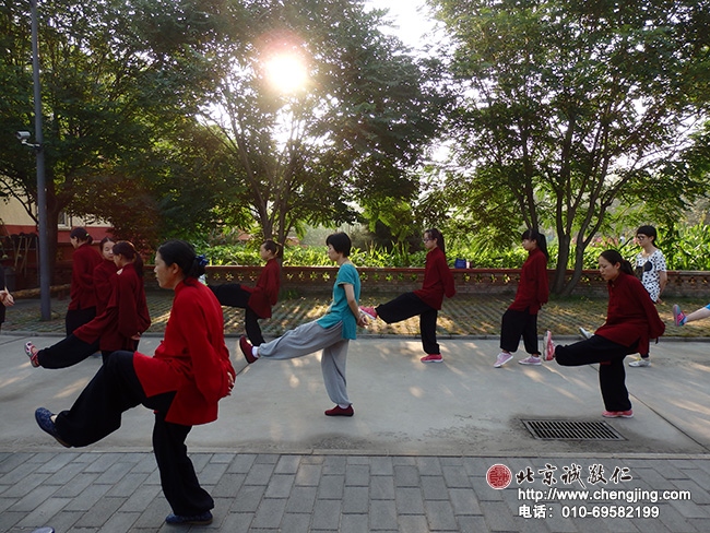 伴著升起的太陽(yáng)，開啟了太極晨練。