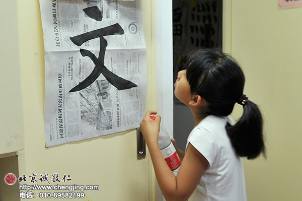 仔細觀察每一筆字的結構也是學習書法的重點，通常孩子們不放過休息時間認真觀摩。