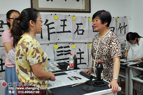 孩童教育，親師合作最重要，書法教室也是老師與家長交流的園地。