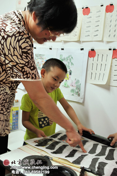 楊老師總是挑出寫得好的那個字來鼓勵孩子，在收獲與滿足中成長的小朋友信心倍增，從而產生了對書法濃厚的興趣。