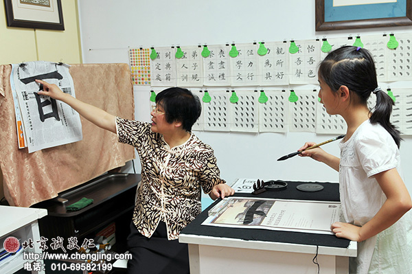 楊老師的指導非常細致，通常都是要將筆畫每個階段的運筆分析透徹，孩子聽得明明白白方可。