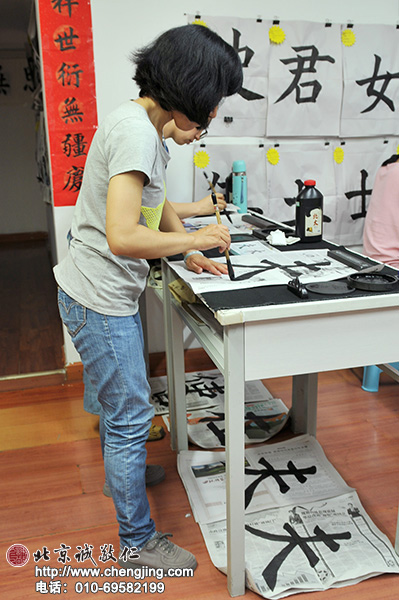 站樁書寫可以將全身的力量調動到筆端，寫出來的字非常有力道。這也是楊氏筆法的特色之一。