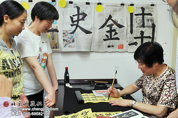 練完大字就可以進階到小字，大字與小字不同，小字需要枕腕來穩固。