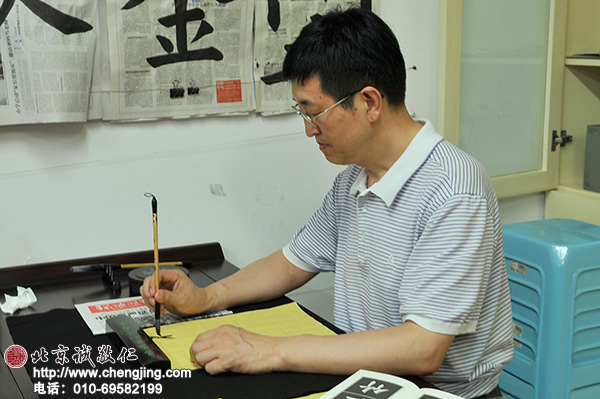 書法班的長者練字最認真，一年時間進步飛快，已經可以練小字了。