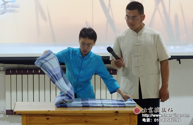 學習整理內(nèi)務，培養(yǎng)獨立的生活能力；多種疊被子的方法吸引了學員的學習興趣。從今天開始，內(nèi)務整理是重要的一課。